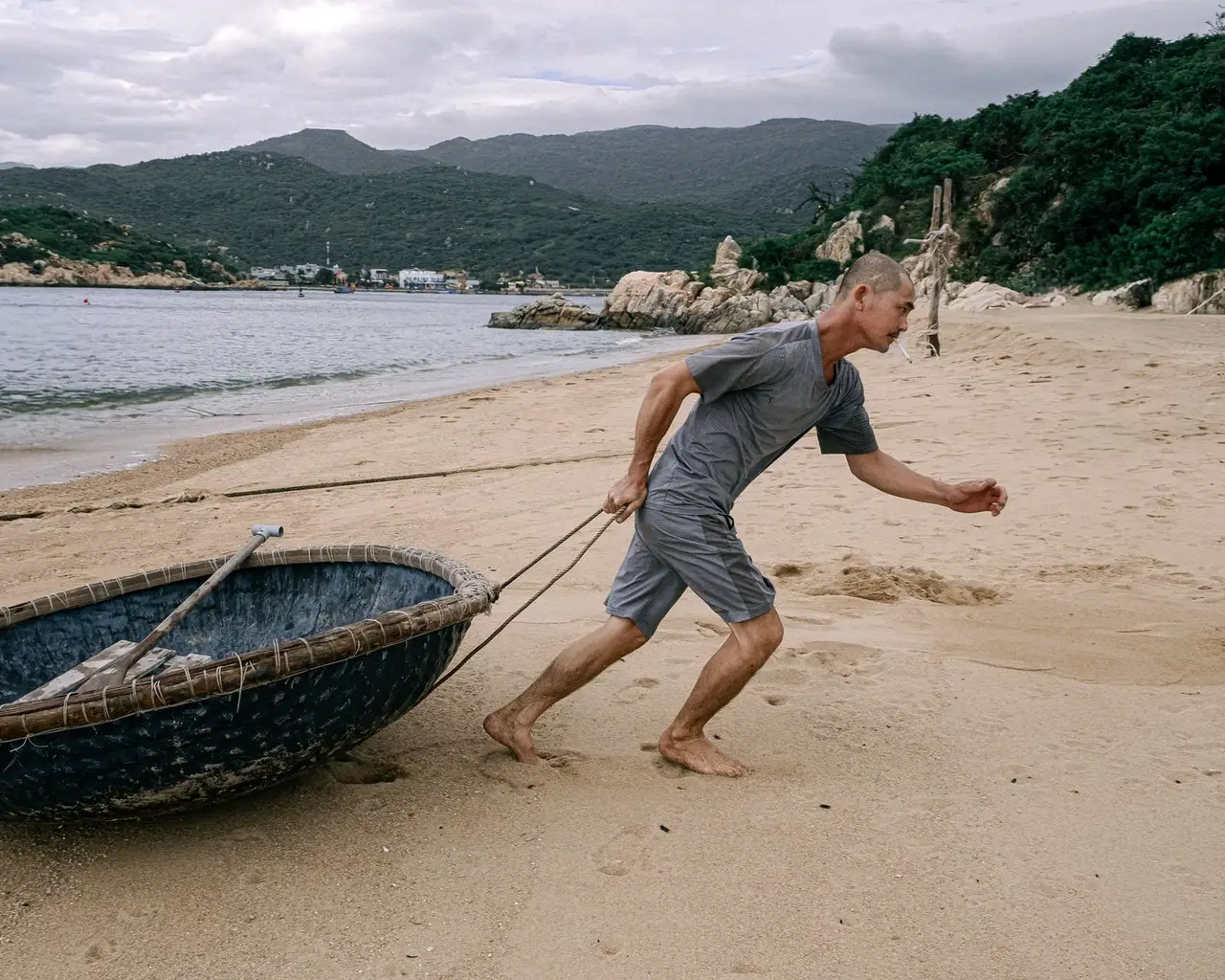 From woven frame to finished boat